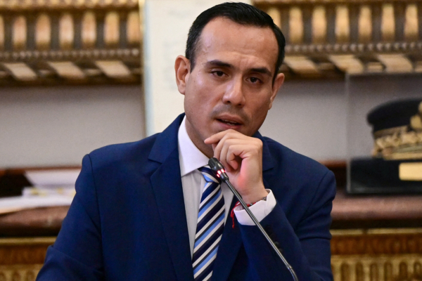 “中餐馆门”案疑点重重！美中暗战