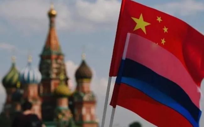 美中黄海“死亡凝视”! 大妈在俄国骂吴京 美中黄海“死亡凝视”! 大妈在俄国骂吴京