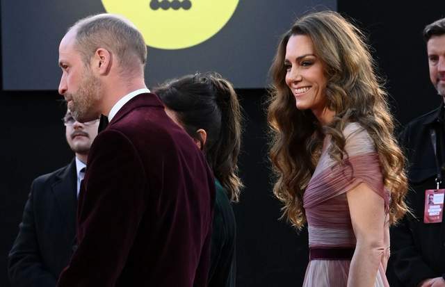 威廉夫妇红毯亮相 凯特似森系仙女 丑闻令其紧张