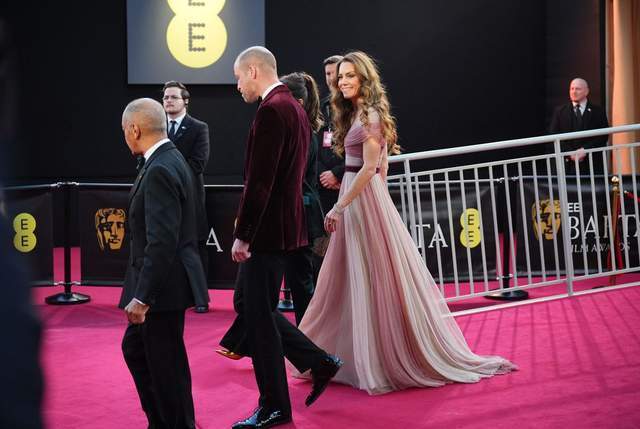 威廉夫妇红毯亮相 凯特似森系仙女 丑闻令其紧张