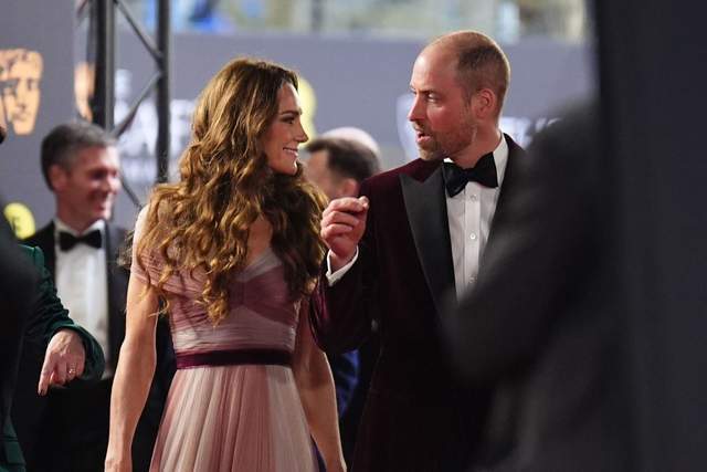 威廉夫妇红毯亮相 凯特似森系仙女 丑闻令其紧张