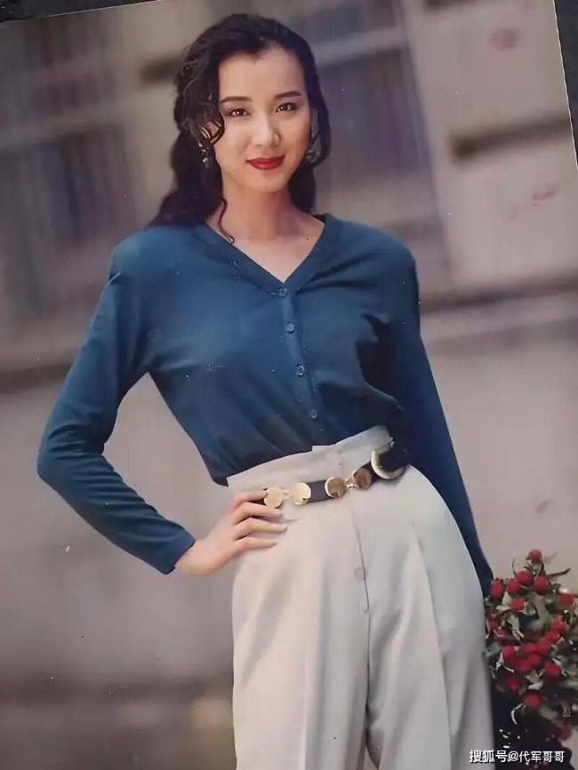 57岁萧蔷近况曝光 如今单身独居豪宅很惬意 57岁萧蔷近况曝光 如今单身独居豪宅很惬意