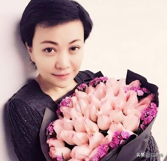 幸福的她:国脚父亲演员母亲 歌手老公 报恩儿女 幸福的她:国脚父亲演员母亲 歌手老公 报恩儿女