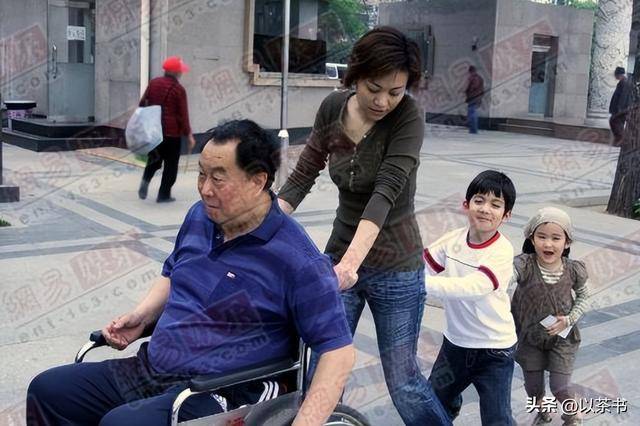 幸福的她:国脚父亲演员母亲 歌手老公 报恩儿女 幸福的她:国脚父亲演员母亲 歌手老公 报恩儿女