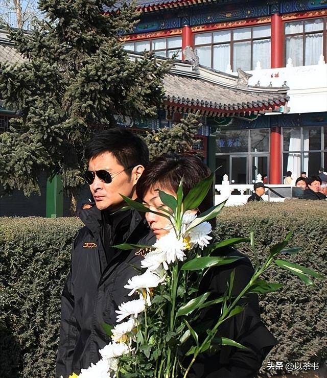 幸福的她:国脚父亲演员母亲 歌手老公 报恩儿女 幸福的她:国脚父亲演员母亲 歌手老公 报恩儿女