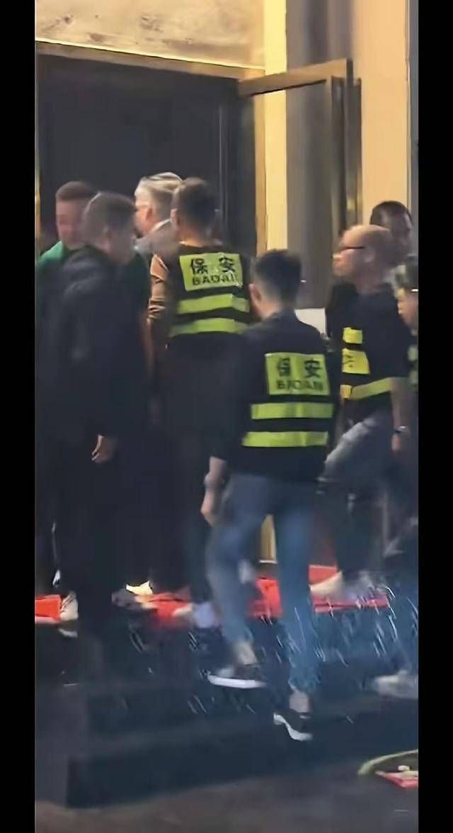 ����ĸ���ڵġ�������ү�����ӣ����Ѷ��˲�·