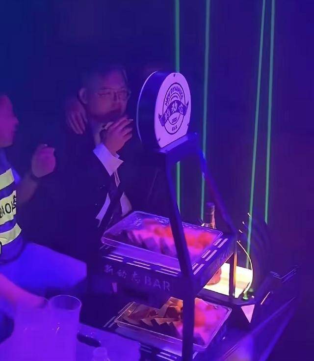 ����ĸ���ڵġ�������ү�����ӣ����Ѷ��˲�·