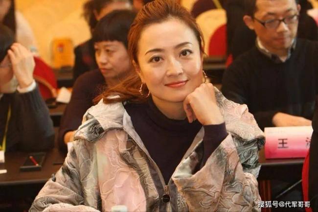 她一婚嫁央视主持,二婚嫁给圈外人,今生活幸福 她一婚嫁央视主持,二婚嫁给圈外人,今生活幸福