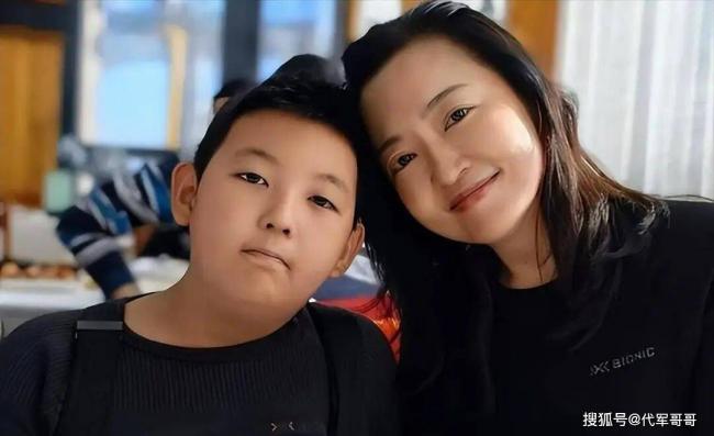 她一婚嫁央视主持,二婚嫁给圈外人,今生活幸福 她一婚嫁央视主持,二婚嫁给圈外人,今生活幸福