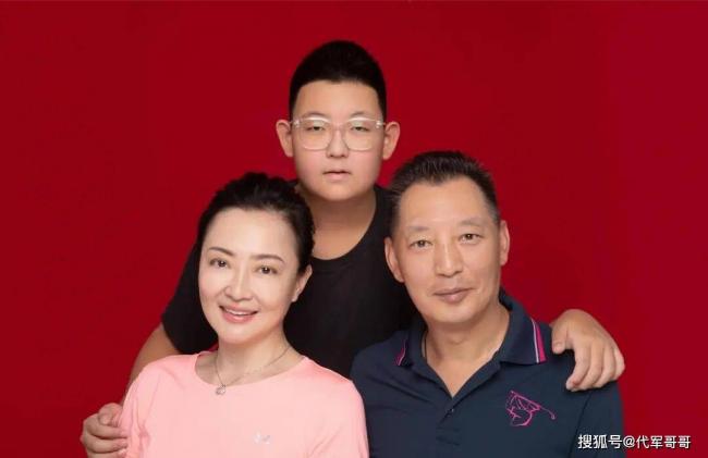 她一婚嫁央视主持,二婚嫁给圈外人,今生活幸福 她一婚嫁央视主持,二婚嫁给圈外人,今生活幸福