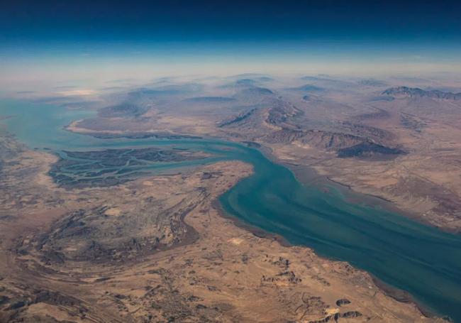 突发快讯:三艘英美油轮遭遇袭击 突发快讯:三艘英美油轮遭遇袭击