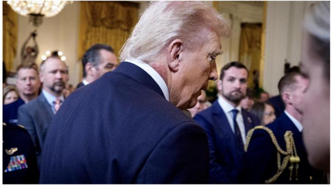 川普右颈现大片皮疹 再惹健康疑云 川普右颈现大片皮疹 再惹健康疑云