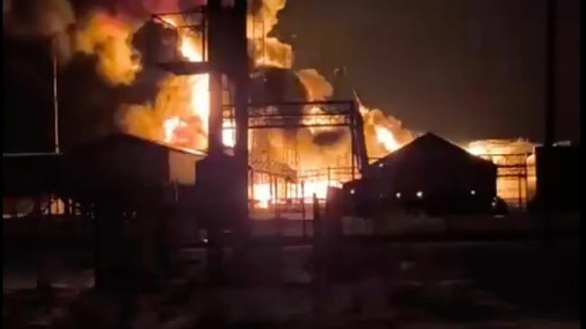 乌军夜间突袭！重创俄黑海舰队和石油设施