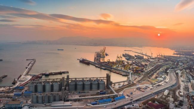 乌军夜间突袭！重创俄黑海舰队和石油设施