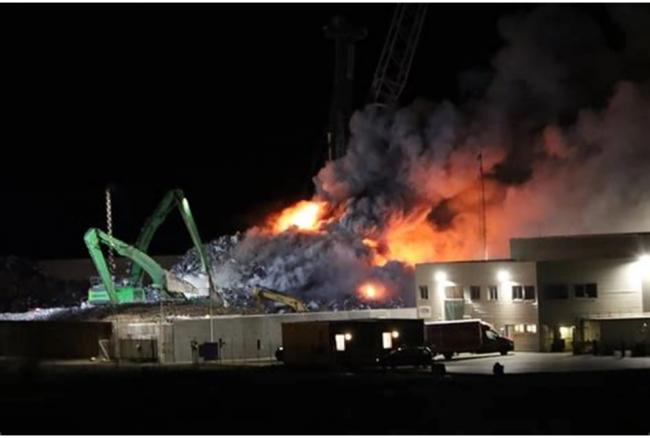 乌军夜间突袭！重创俄黑海舰队和石油设施