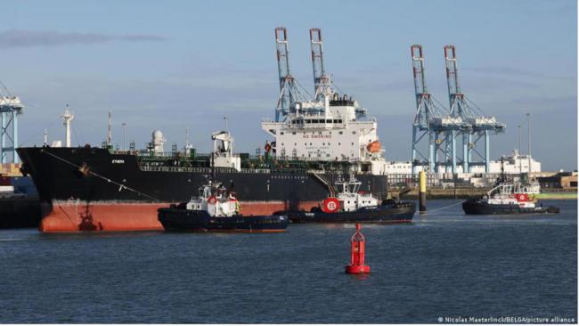 乌军夜间突袭！重创俄黑海舰队和石油设施