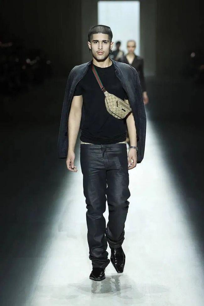 镶满水钻的双G丁字裤，够Gucci