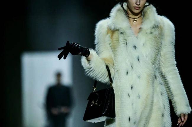 镶满水钻的双G丁字裤，够Gucci