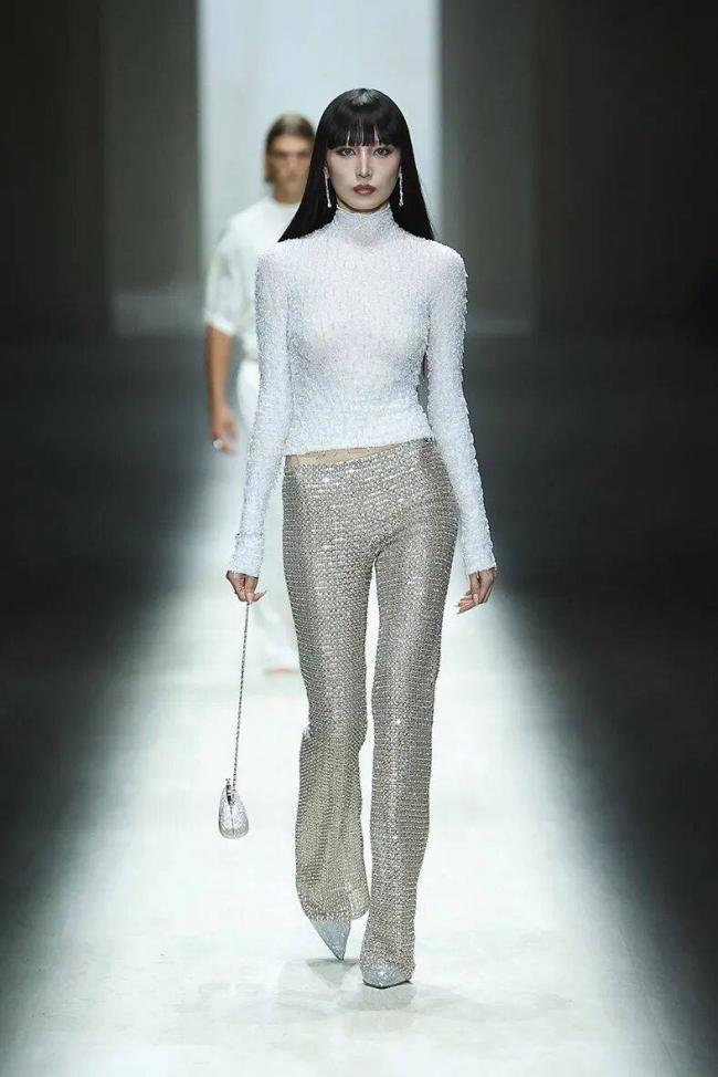 镶满水钻的双G丁字裤，够Gucci