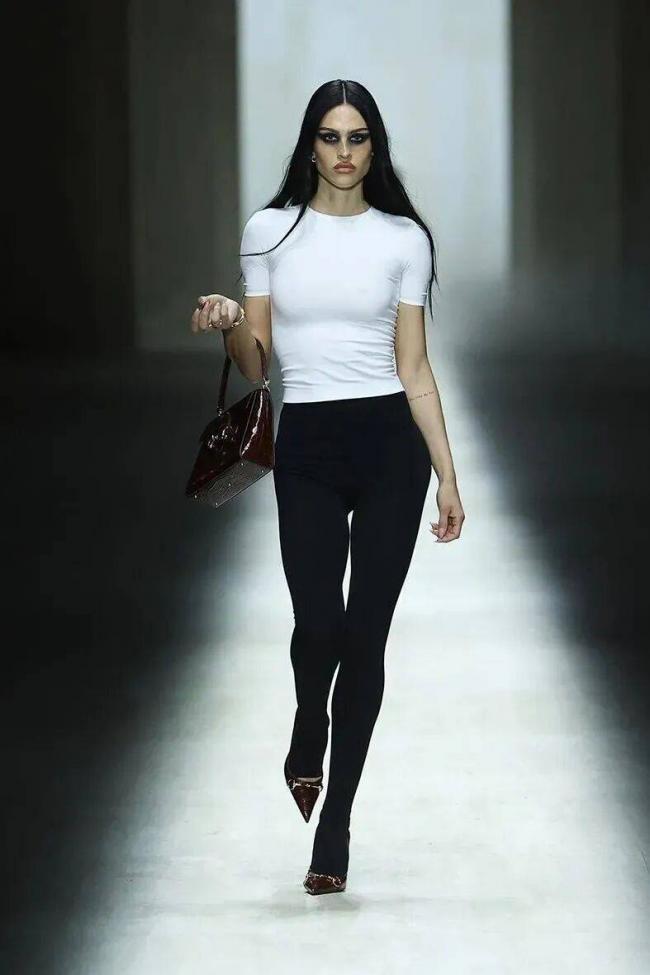 镶满水钻的双G丁字裤，够Gucci