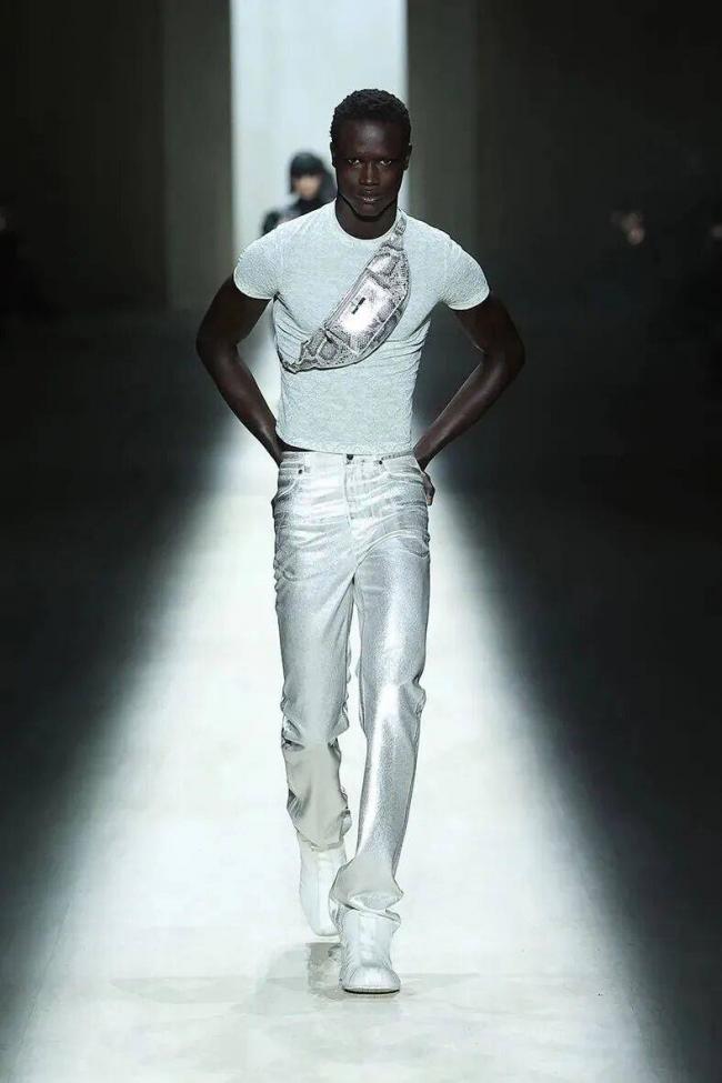 镶满水钻的双G丁字裤，够Gucci