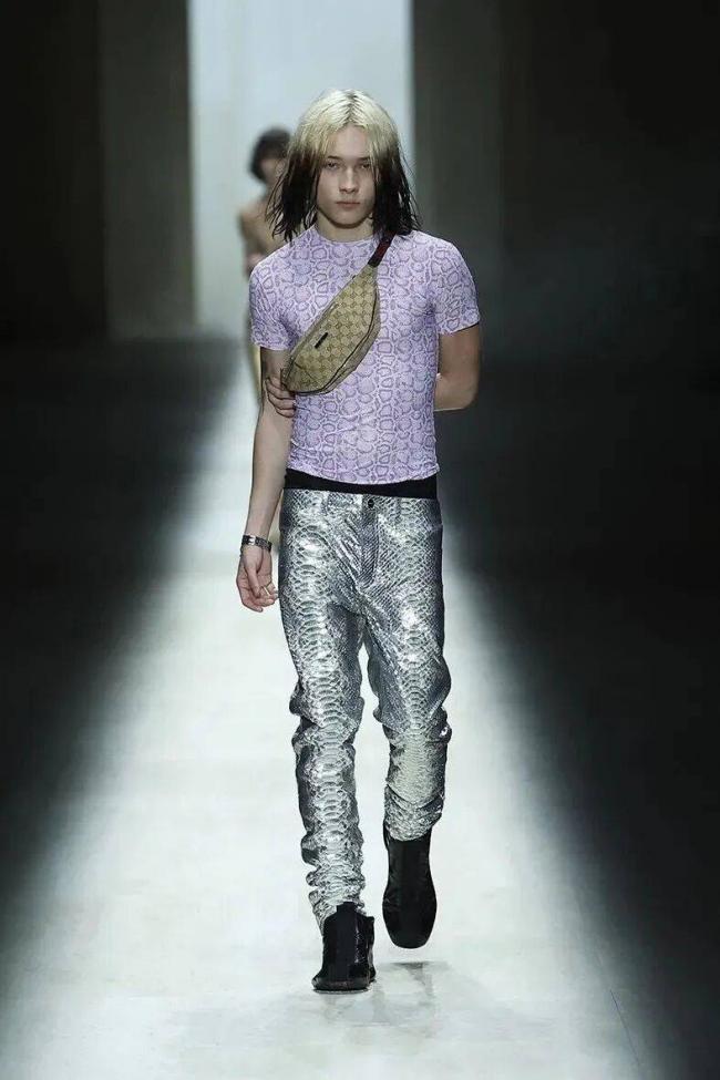 镶满水钻的双G丁字裤，够Gucci