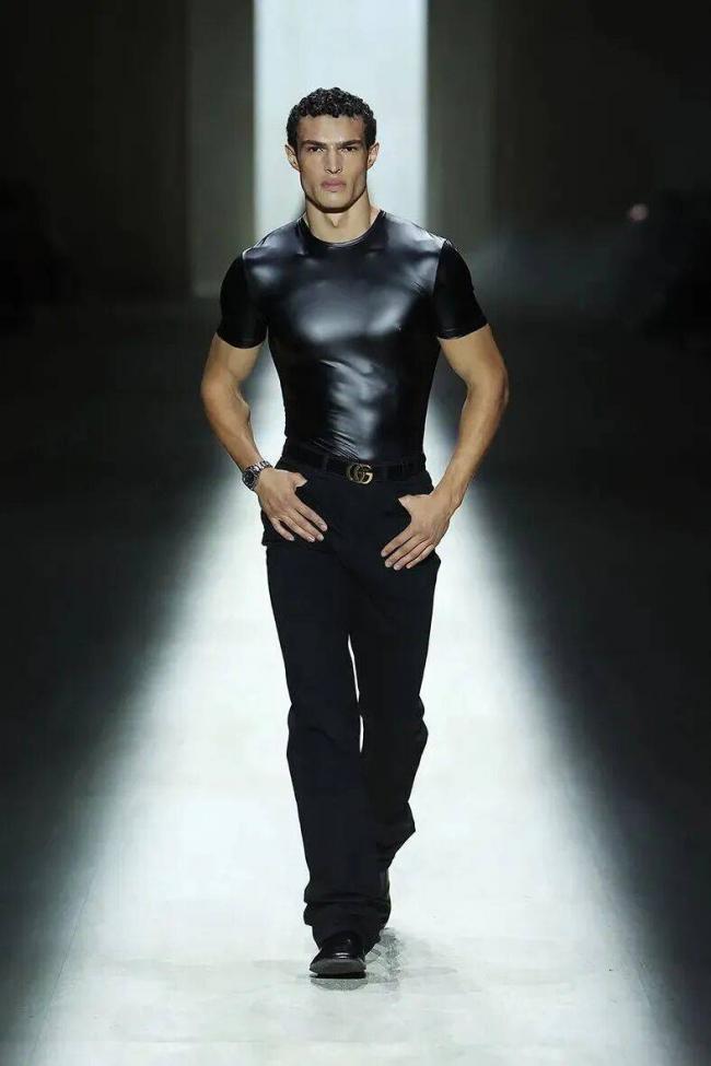 镶满水钻的双G丁字裤，够Gucci