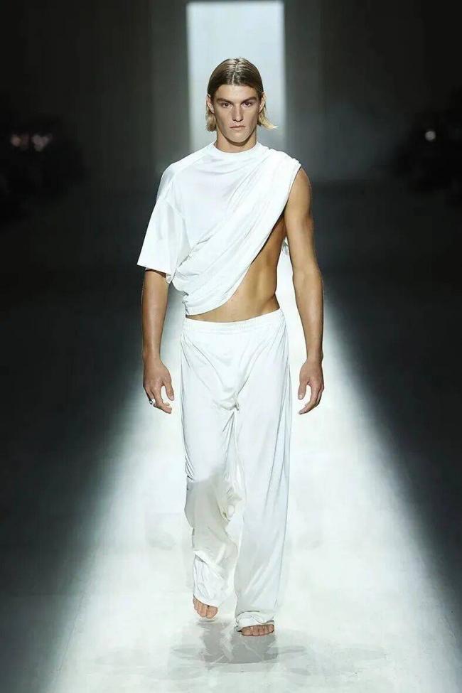 镶满水钻的双G丁字裤，够Gucci