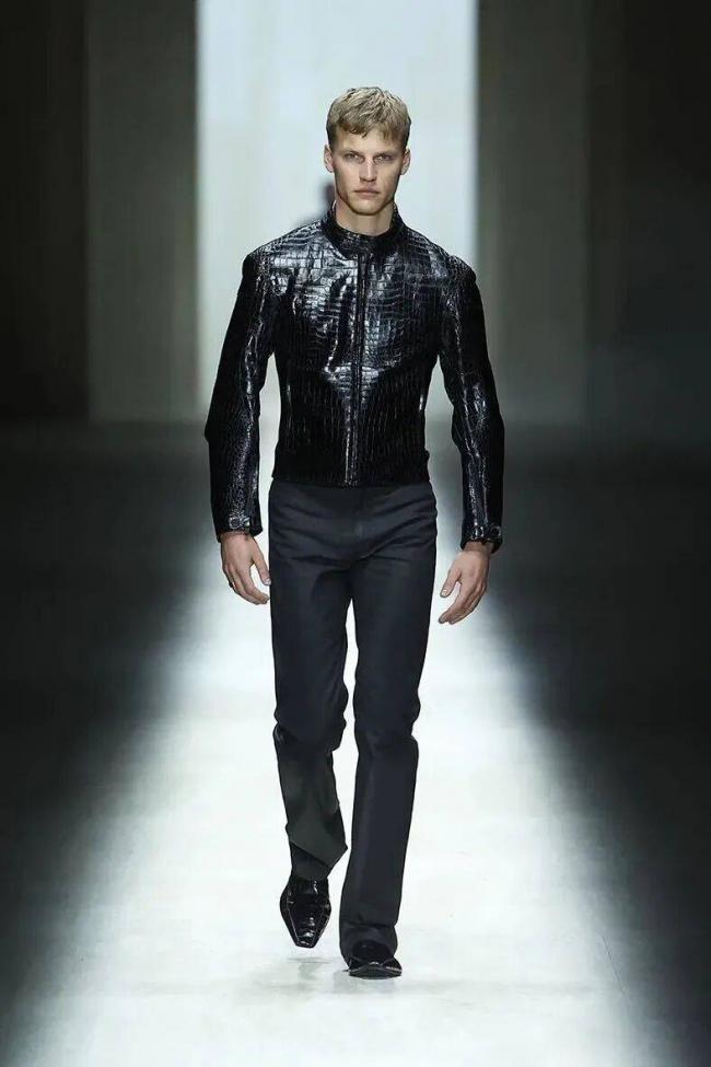 镶满水钻的双G丁字裤，够Gucci