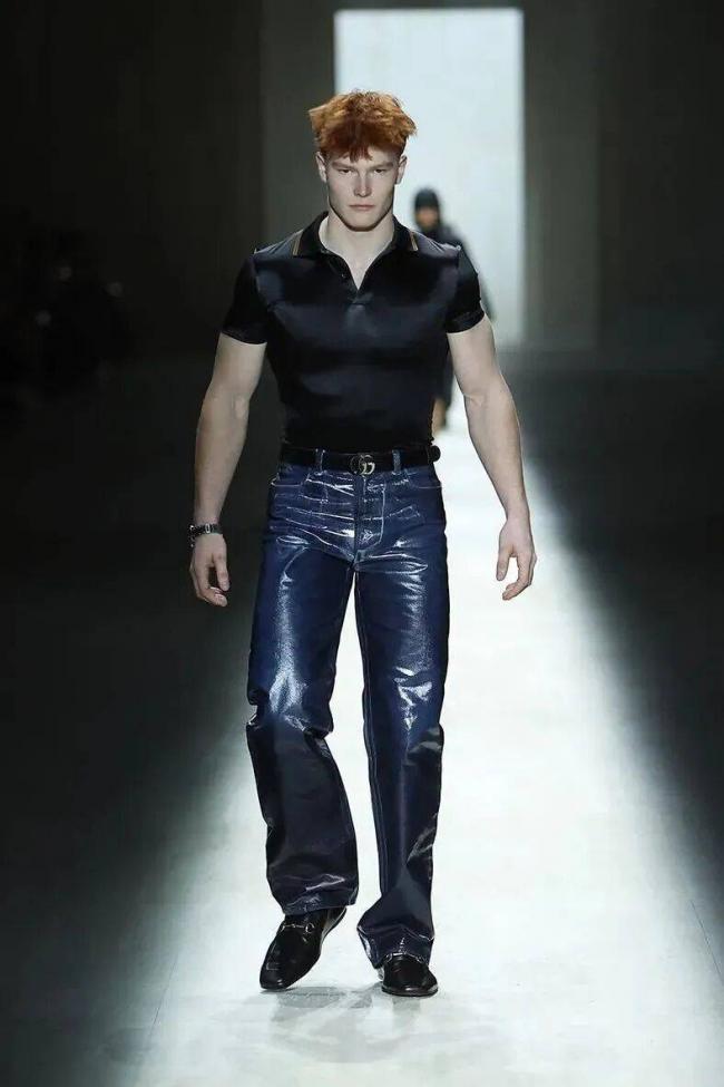 镶满水钻的双G丁字裤，够Gucci