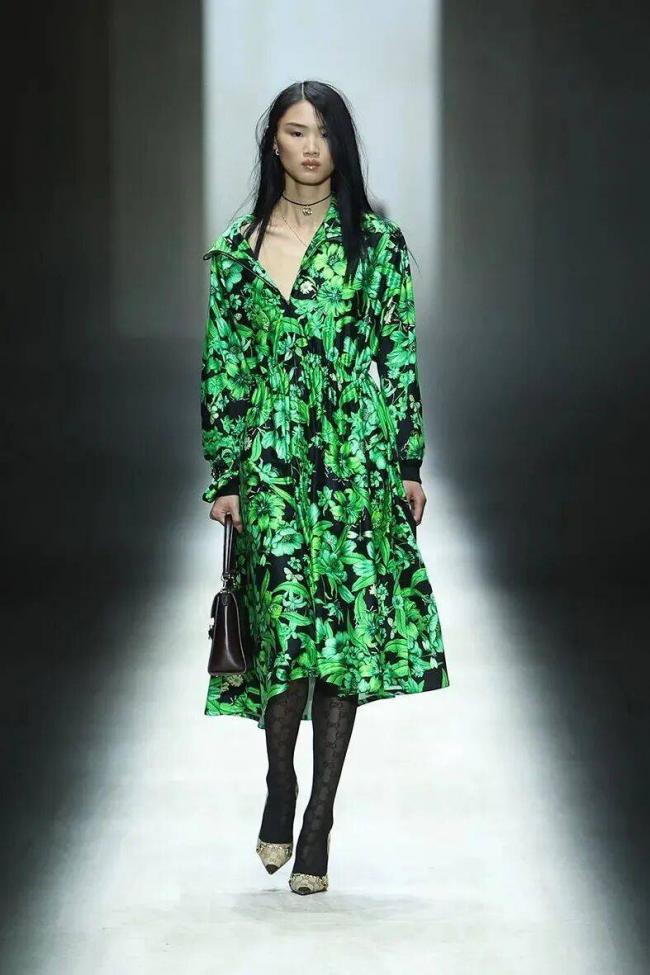 镶满水钻的双G丁字裤，够Gucci