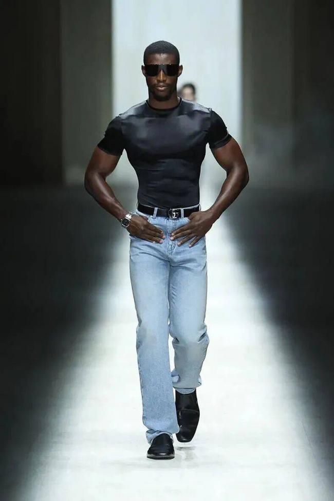 镶满水钻的双G丁字裤，够Gucci