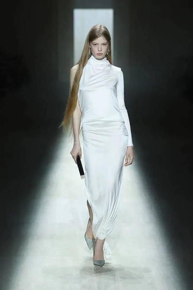 镶满水钻的双G丁字裤，够Gucci