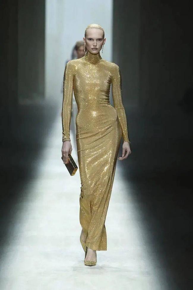 镶满水钻的双G丁字裤，够Gucci