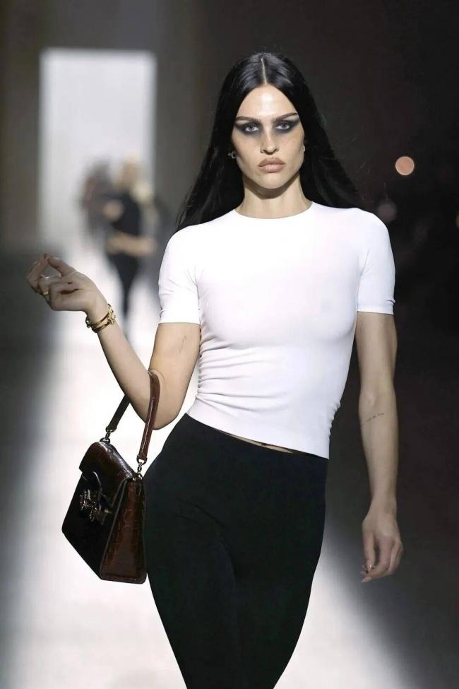 镶满水钻的双G丁字裤，够Gucci