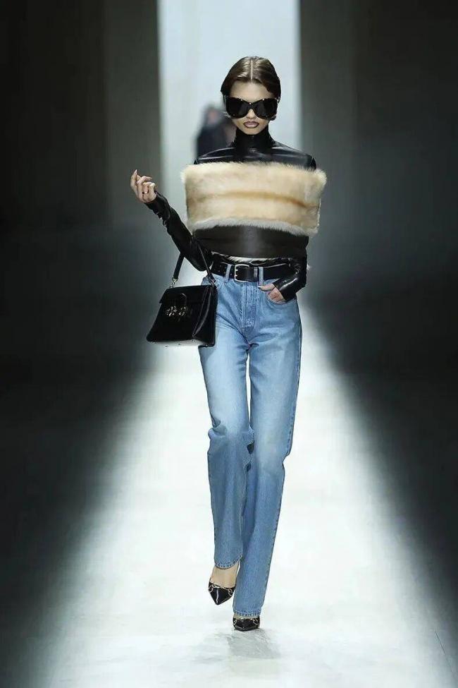 镶满水钻的双G丁字裤，够Gucci