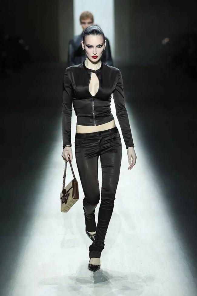 镶满水钻的双G丁字裤，够Gucci