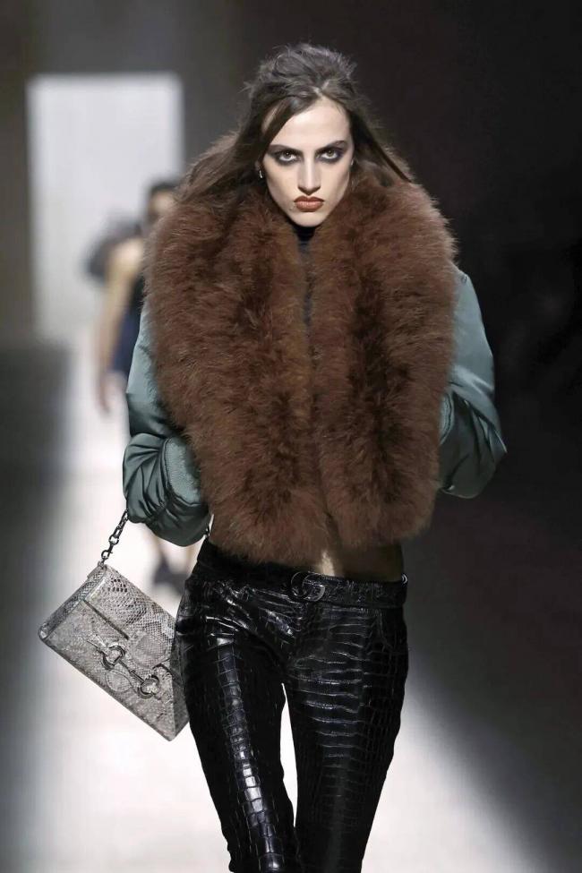 镶满水钻的双G丁字裤，够Gucci