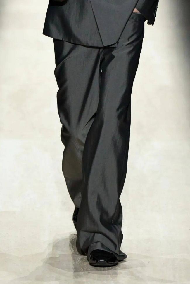 镶满水钻的双G丁字裤，够Gucci