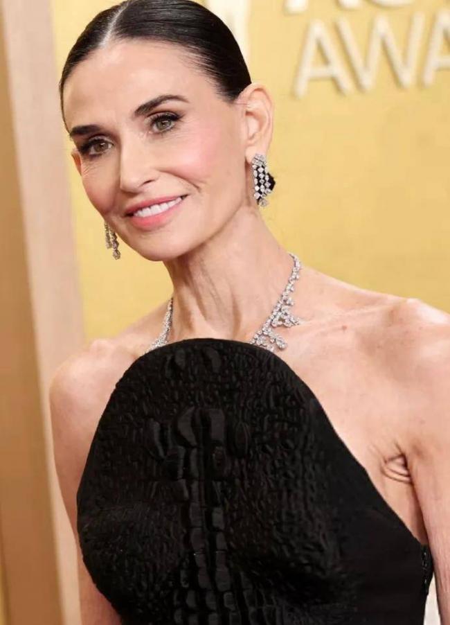 欧美明星越来越像伪人！生图看不到活人感