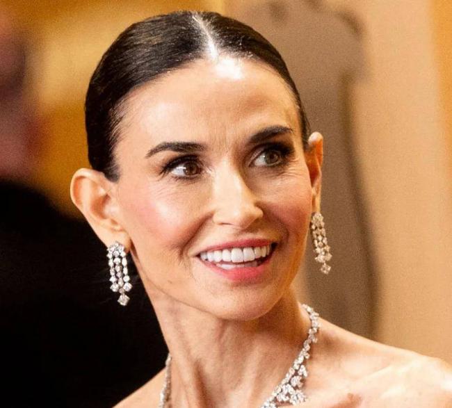 欧美明星越来越像伪人！生图看不到活人感