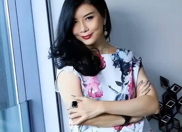 成龙称她是顶级美人，62岁220斤体重