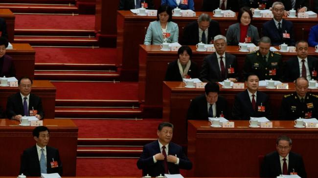 两会上习近平罕见“传纸条” 王沪宁向习鞠躬