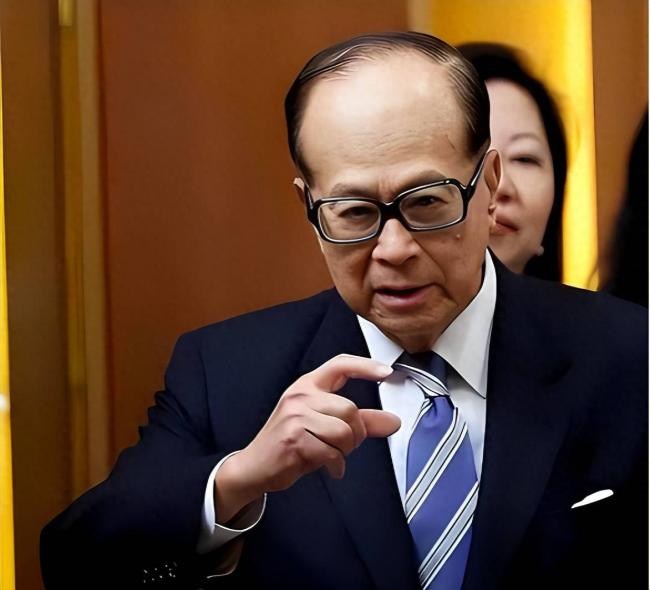 套现979亿，李嘉诚这一次又赚麻了