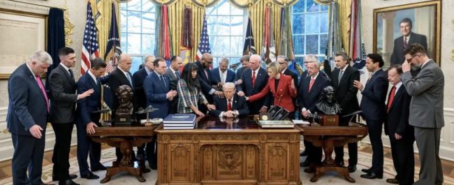 视频：一群牧师环绕川普 为他和美军祈祷