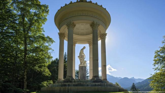 给裸体雕塑穿衣:一场“挑动性别对立”运动 给裸体雕塑穿衣:一场“挑动性别对立”运动