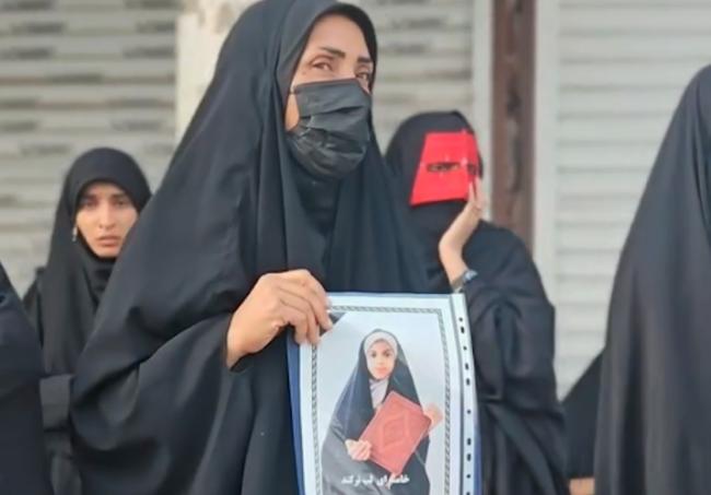 伊朗悲歌：父母在孩子坟前跳舞 不向统治者低头