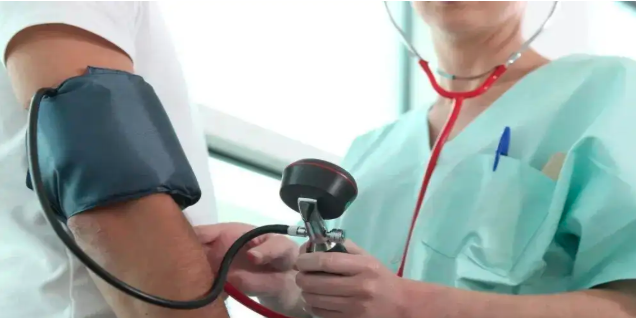 导致高血压的4个“祸根”，很多人每天都在做…