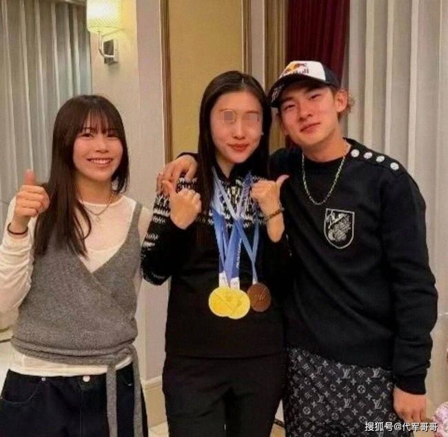 苏翊鸣朱易被传分手，女方单方面取关