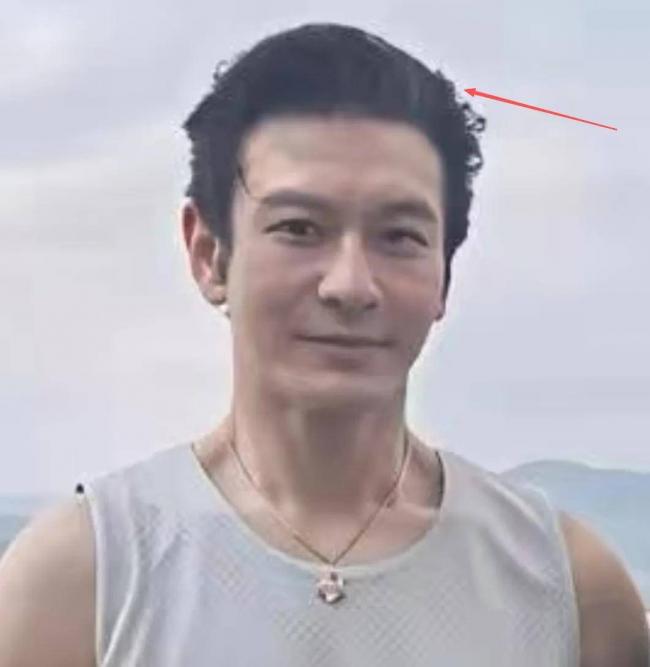 48岁黄晓明偶像包袱好重 跑步穿增高鞋戴假发片